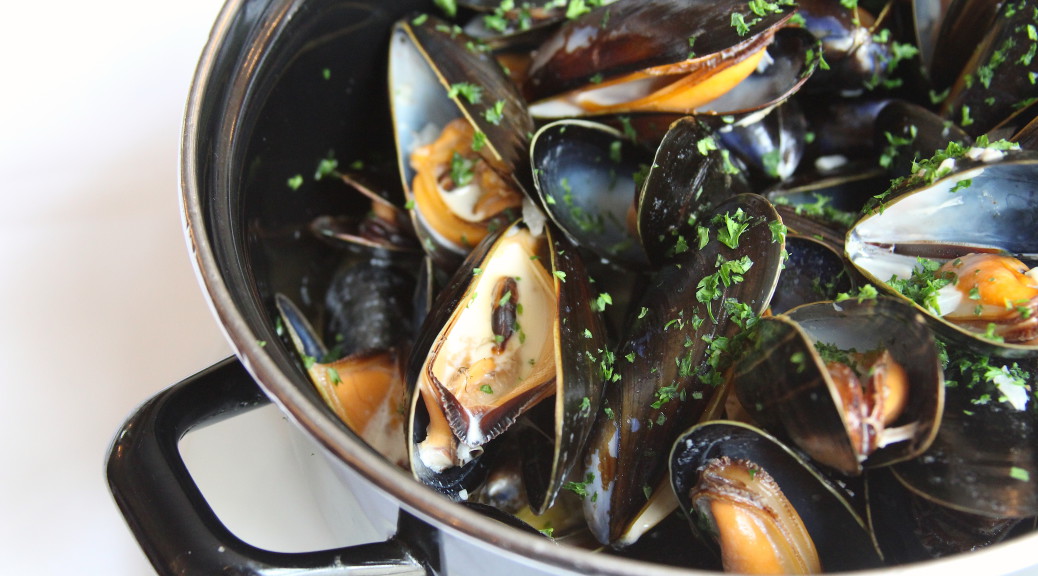 Metal pan filled with moules mariners (mussels)
